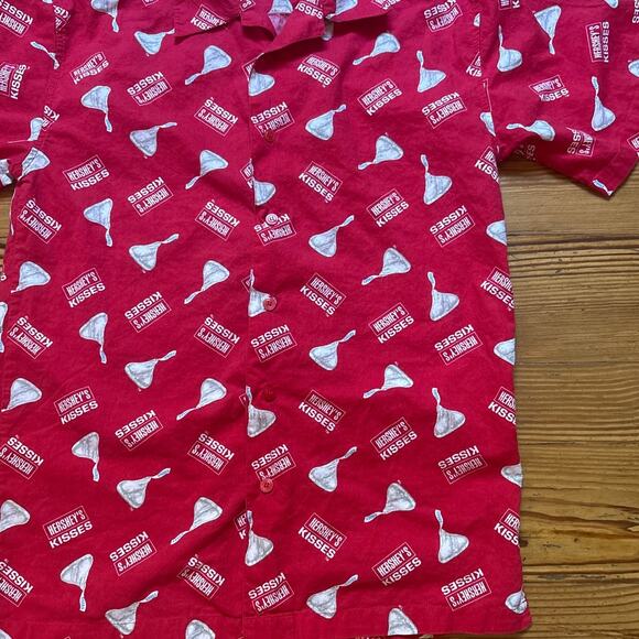 Hershey's red chocolate kiss short sleeve cotton button up short SIZE M - Picture 2 of 5